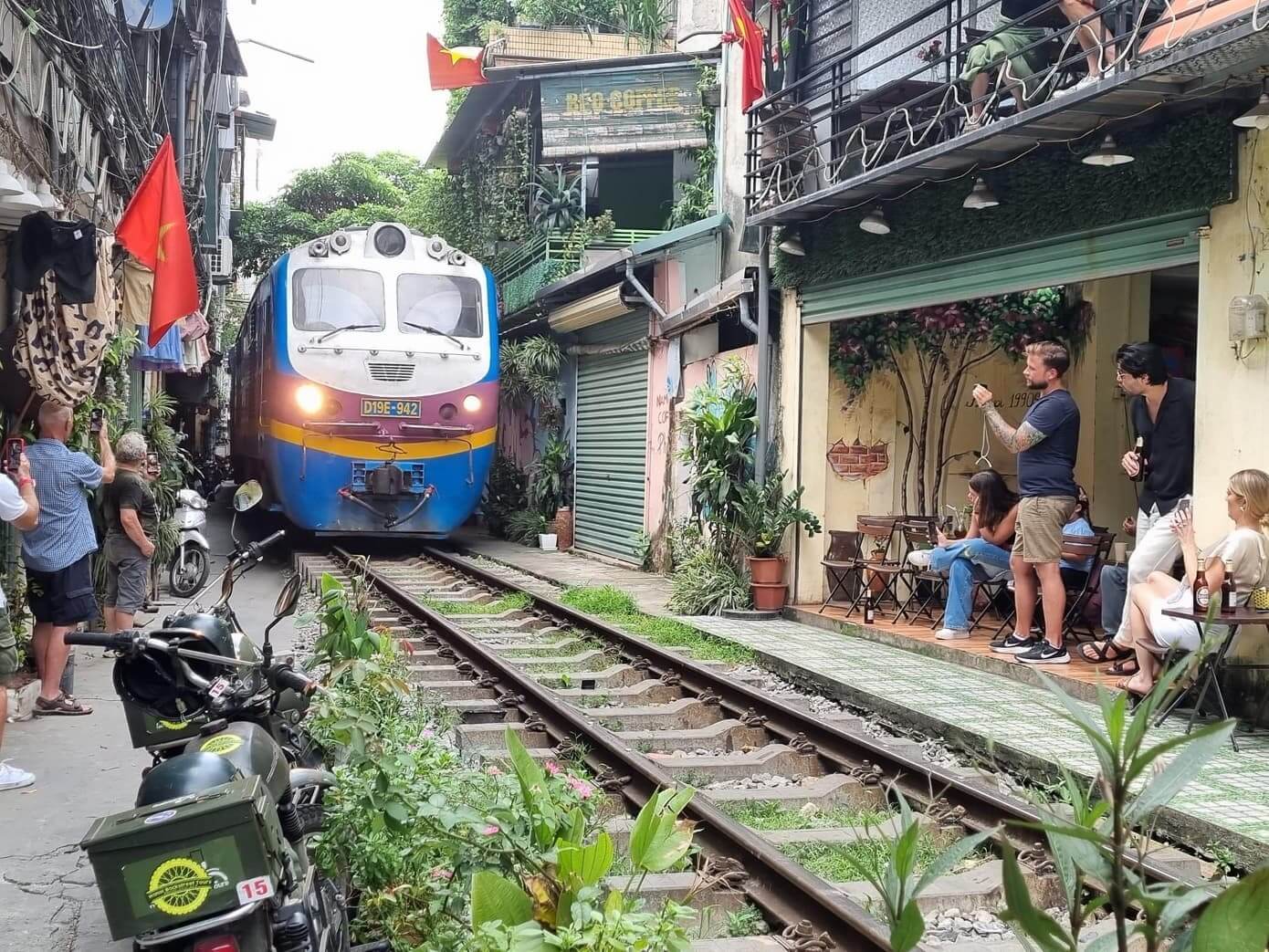 best-of-vietnam-cambodia-18-days-hanoi-train-street-2-jpeg