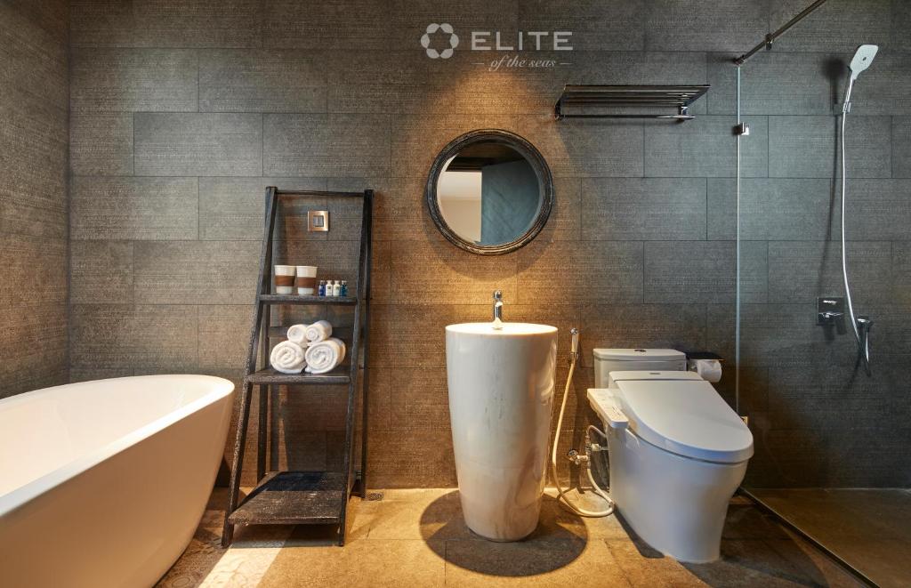 elite-of-the-seas-bathroom-2.jpeg
