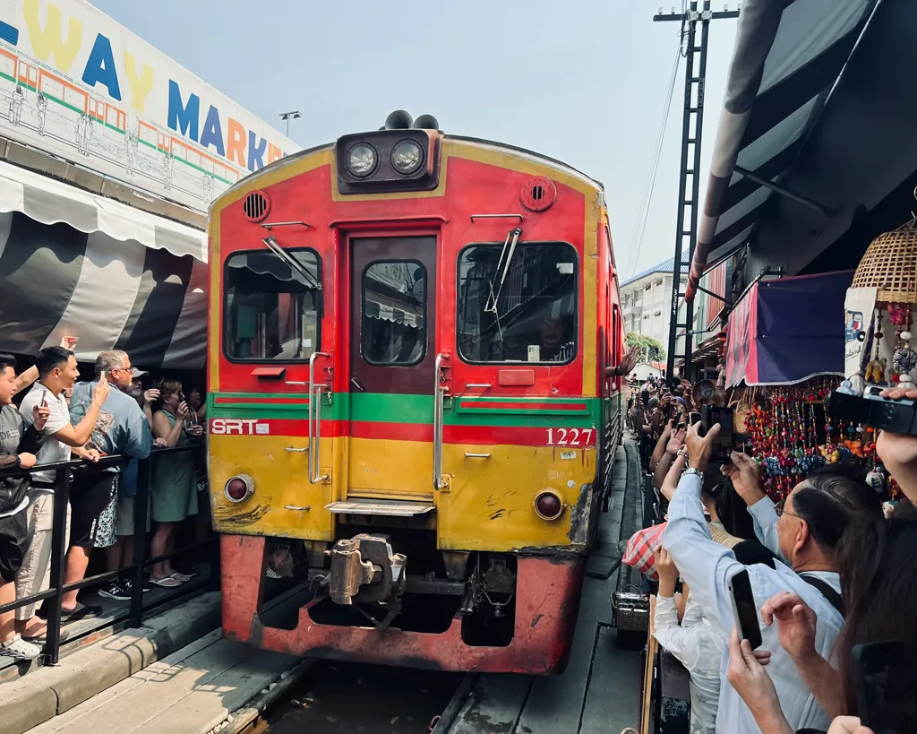 Amazing-Southeast-Asia-Loop-30-Days-Thailand-Maeklong-Railway-Market-1.webp