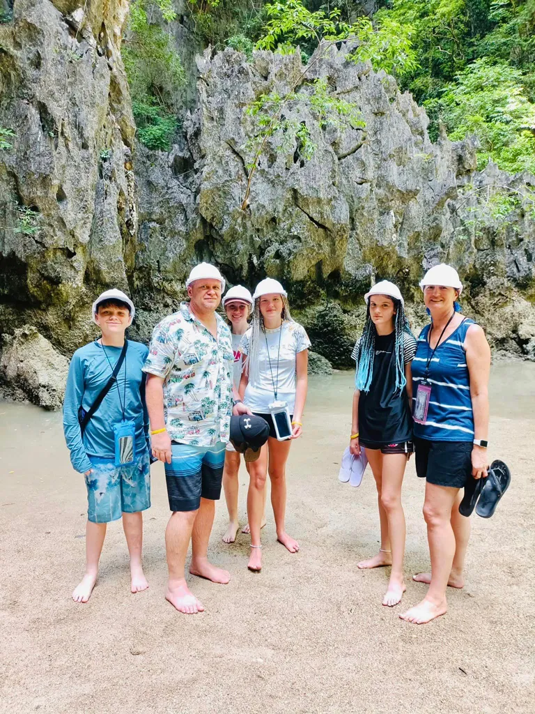 Essential-Vietnam-Thailand-18-days-phu-ket-Phang-Nga-Bay-James-Bond-Island-4.webp