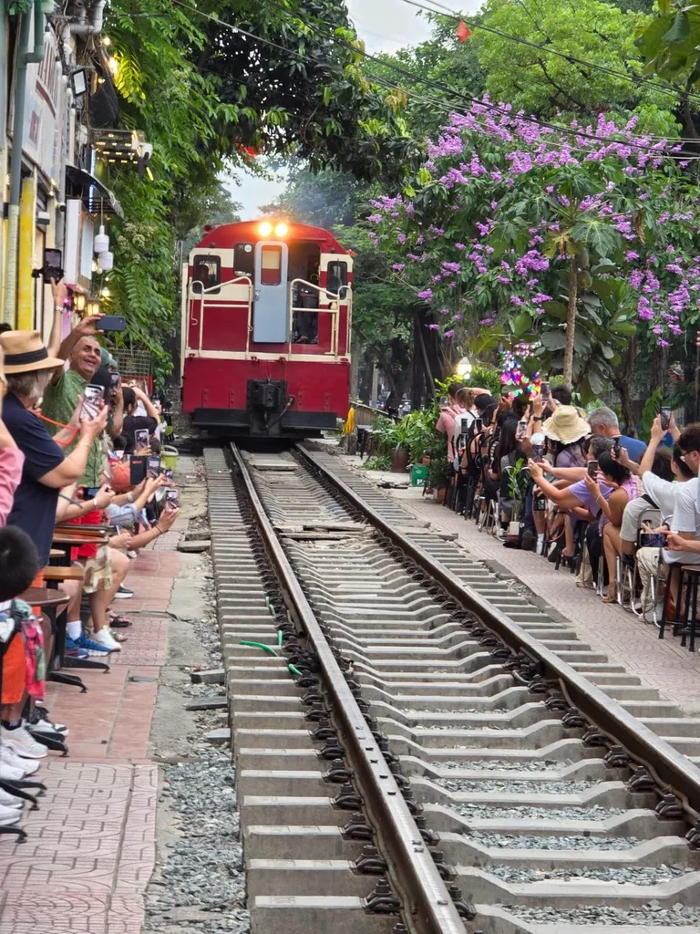 Hanoi-train-stree-2.webp