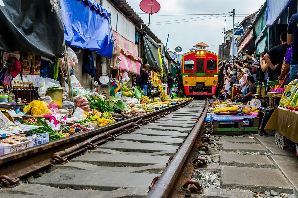 Maeklong-Railway-Market-Thailand2.webp
