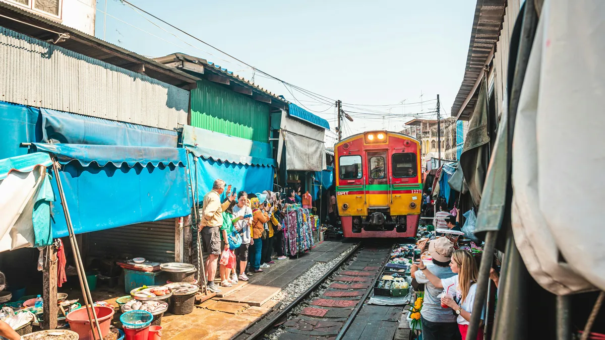 Ultimate-Vietnam-Thailand-16-days-Thailand-Maeklong-Railway-Market-3.webp