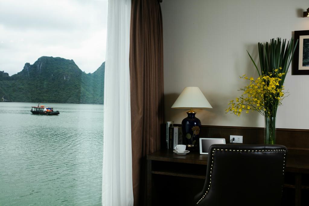 halong-bay-mon-cheri-cruise-mon-persident-suite-room-6.jpeg
