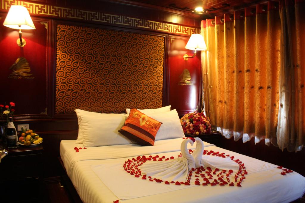 halong-cruise-calypso-cruise-deluxe-room-2.jpeg