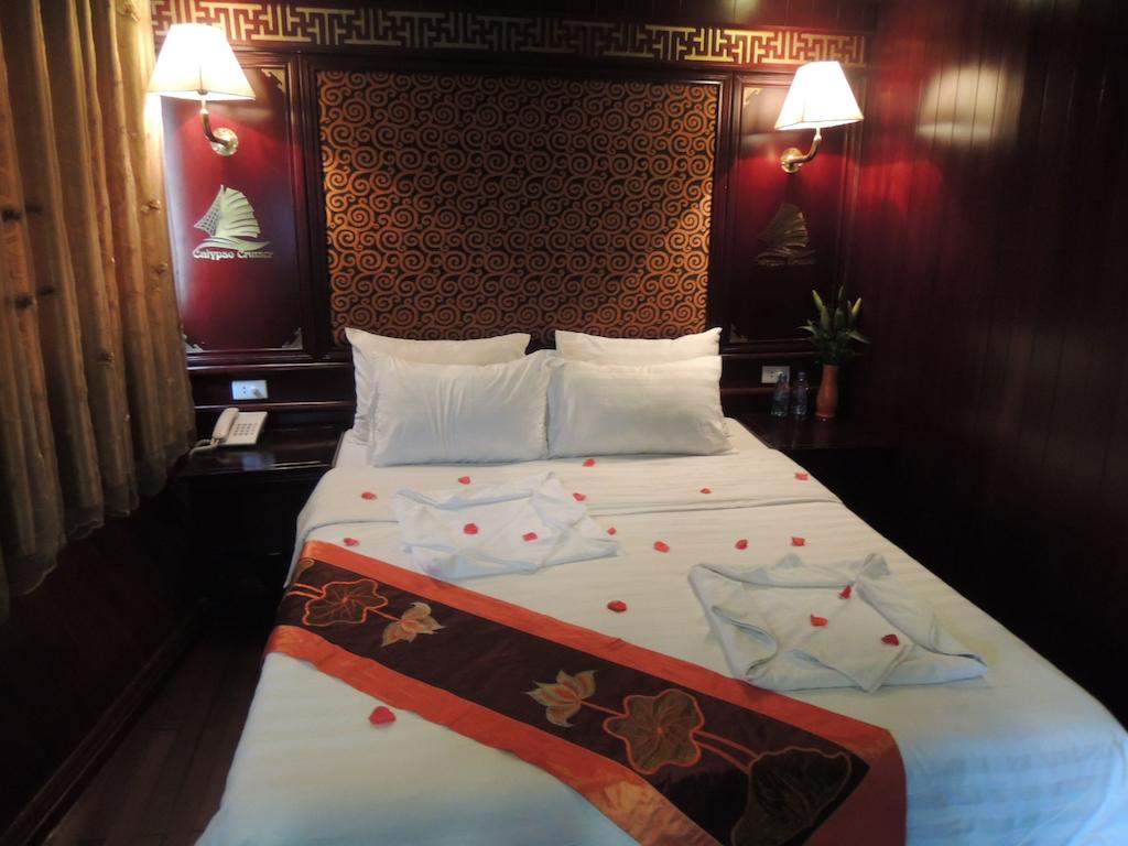 halong-cruise-calypso-cruise-deluxe-room-3.jpeg