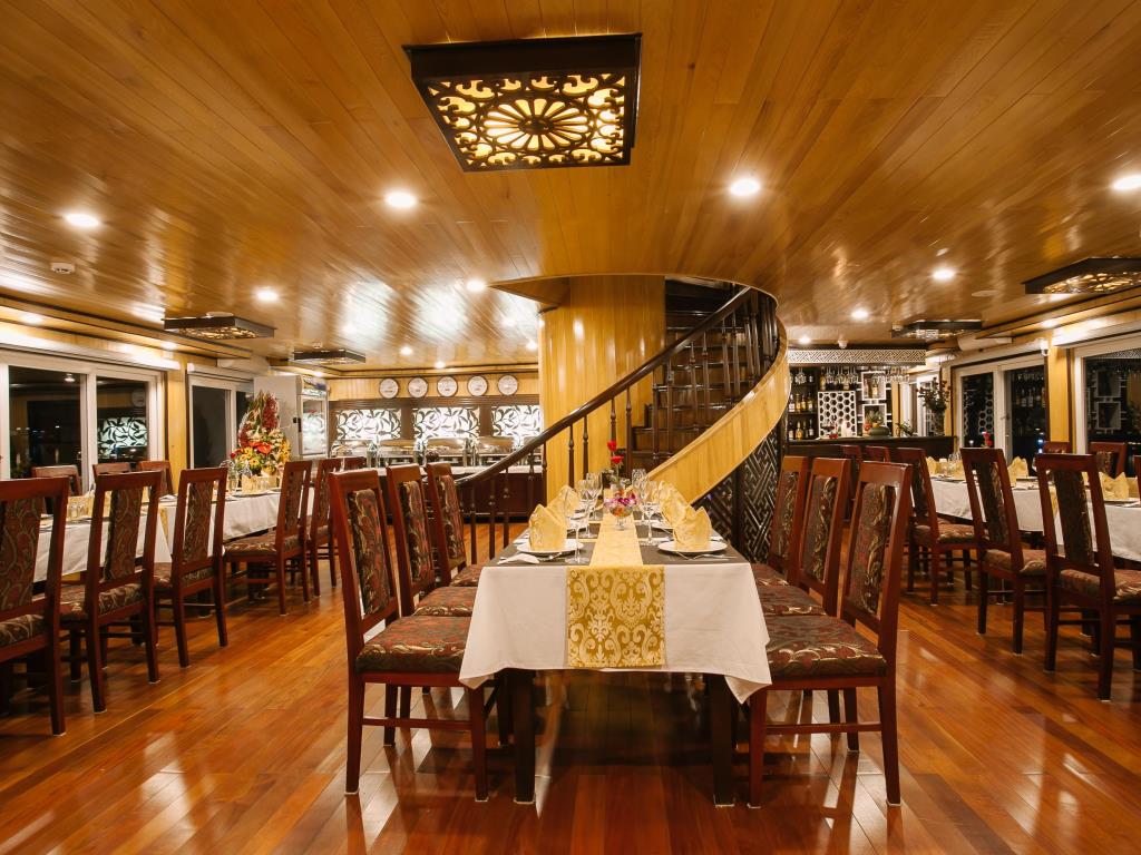 halong-cruise-christina-diamon-cruise-restaurant-3.jpeg