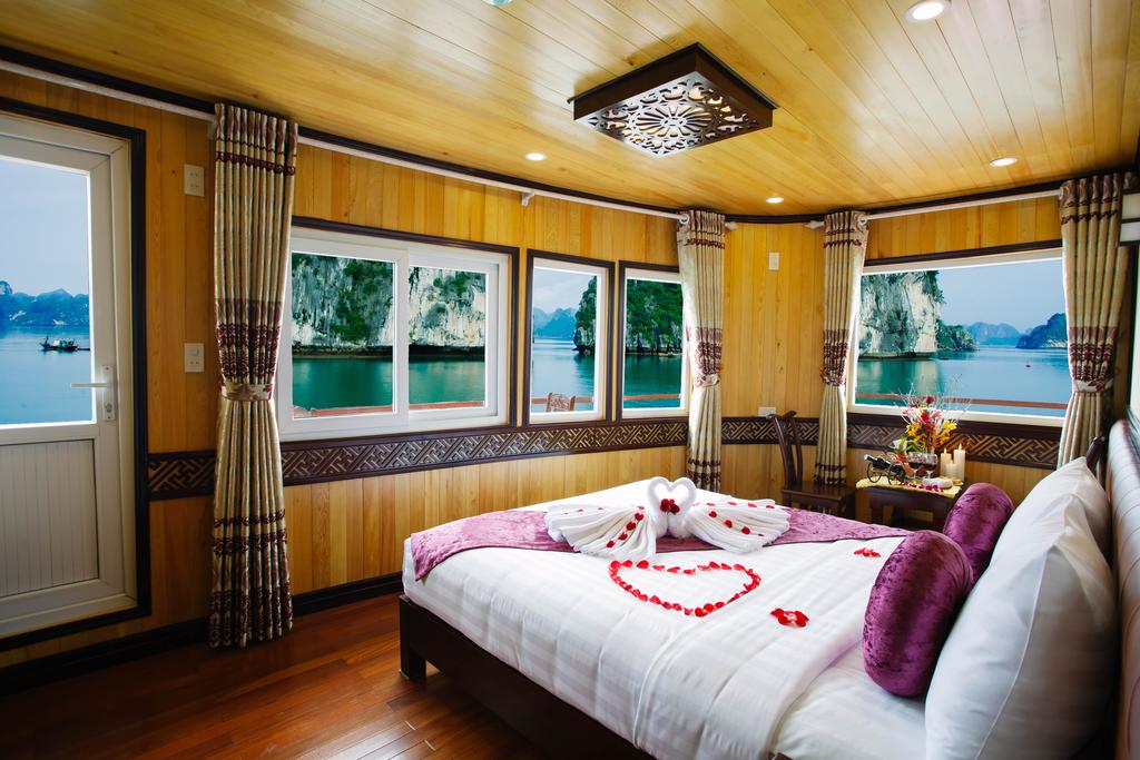 halong-cruise-christina-diamon-cruise-suite-honeymoon-2.jpeg	