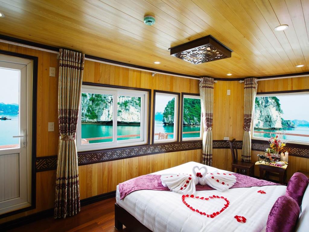 halong-cruise-christina-diamon-cruise-suite-honeymoon-3.jpeg	
