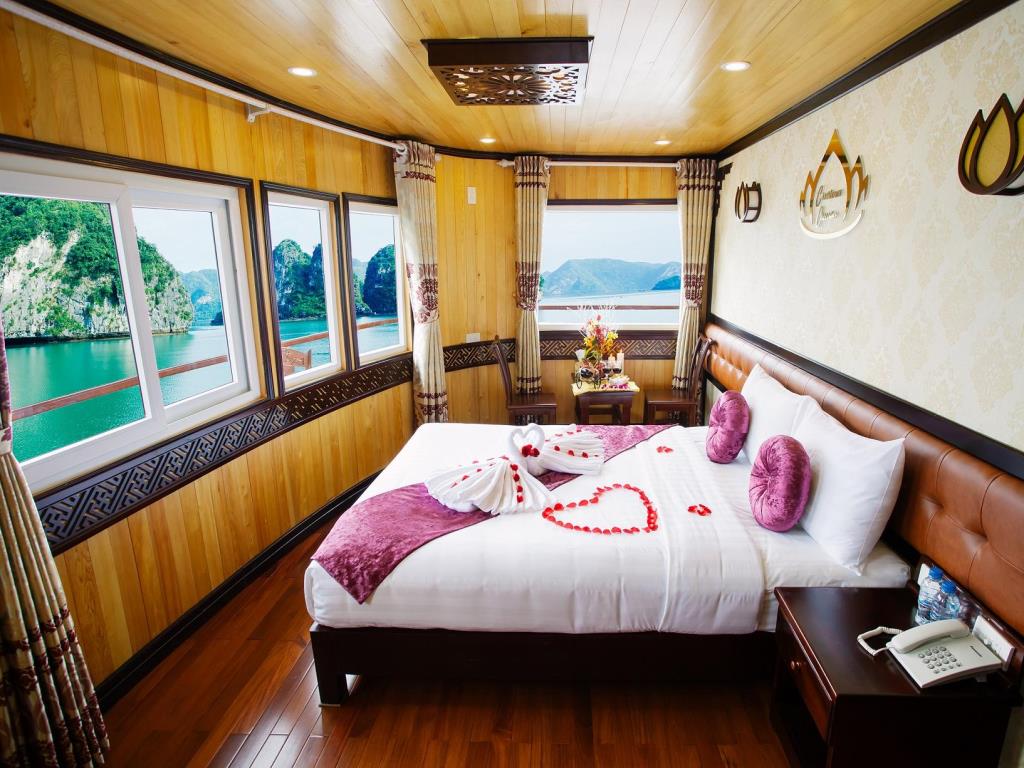 halong-cruise-christina-diamon-cruise-suite-honeymoon-4.jpeg	
