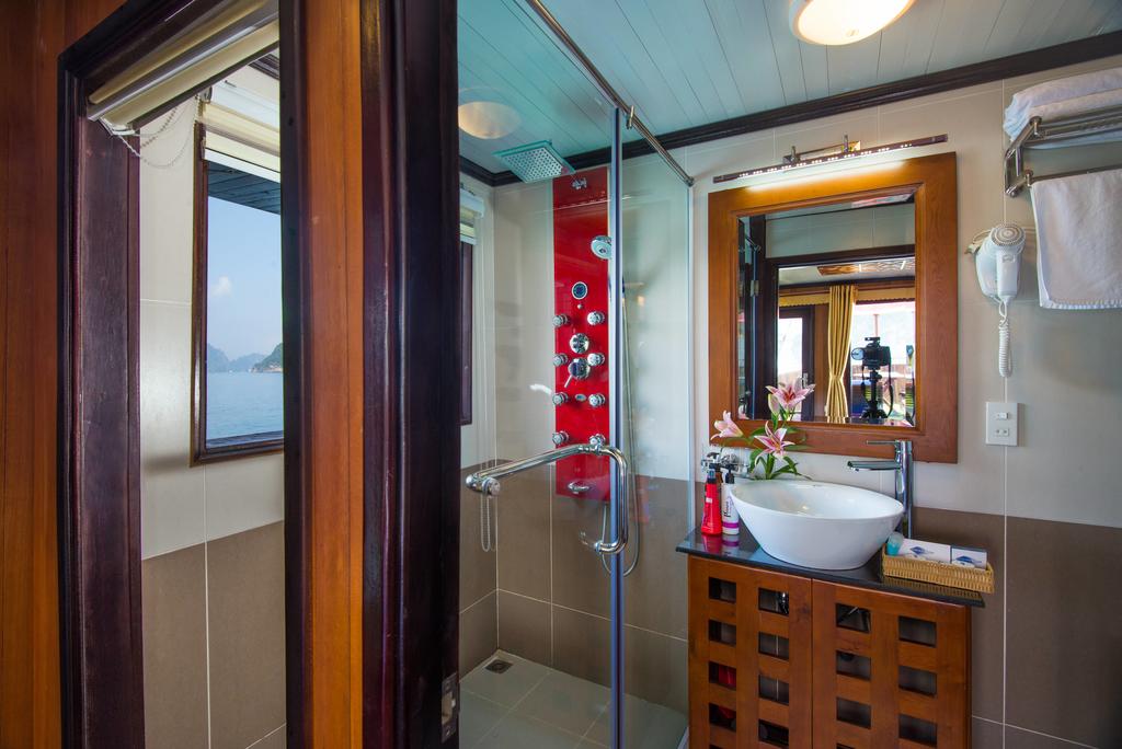 halong-gray-line-cruise-deluxe-room-with-balcony-6.jpeg