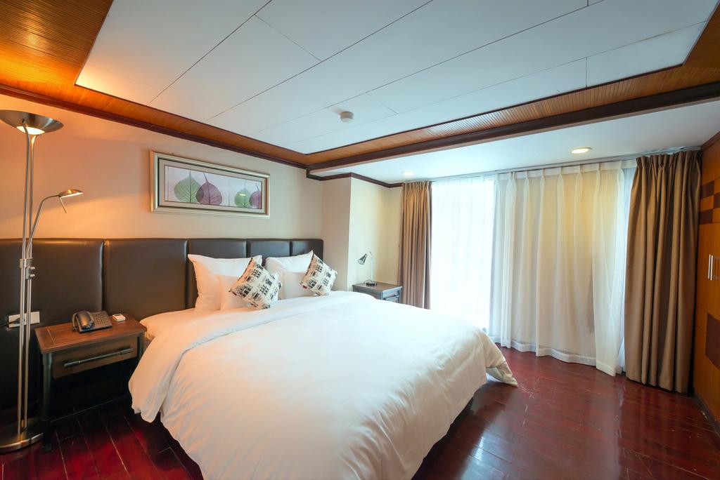 halong-la-vela-classic-cruise-deluxe-room-1.jpeg