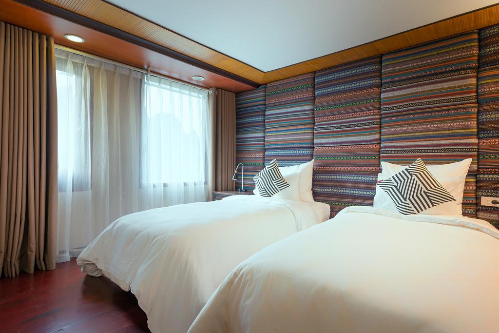 halong-la-vela-classic-cruise-deluxe-room-2.jpeg