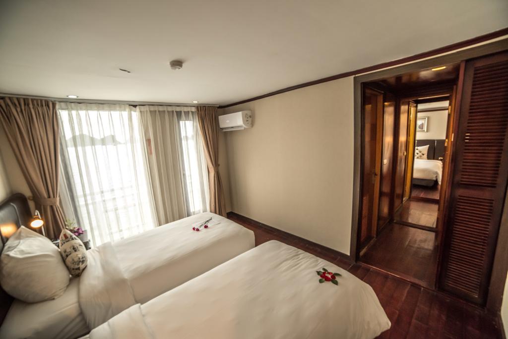 halong-la-vela-classic-cruise-deluxe-room-3.jpeg