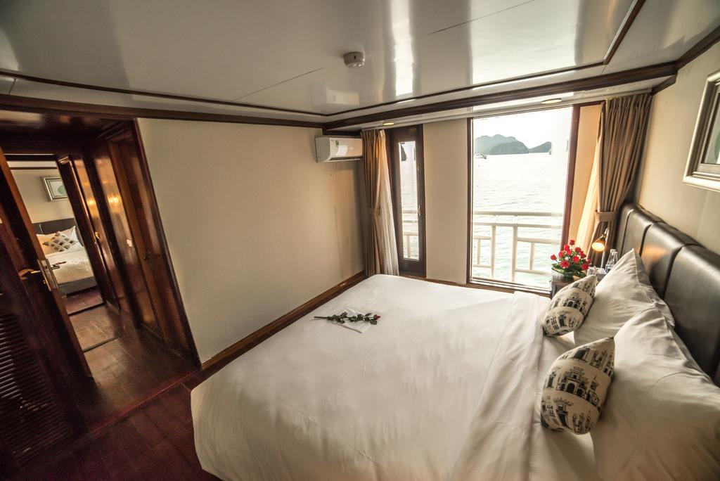 halong-la-vela-classic-cruise-deluxe-room-4.jpeg