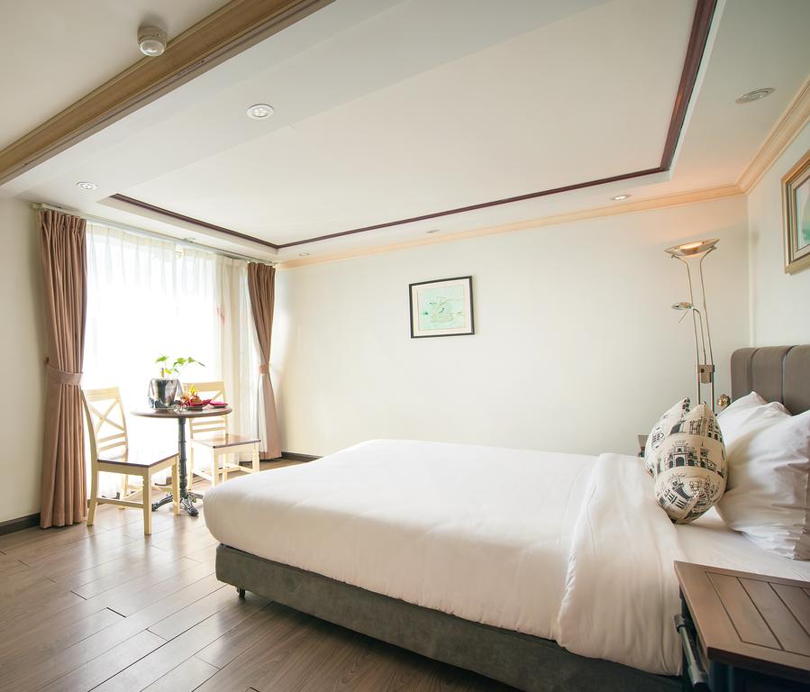 halong-la-vela-classic-cruise-suite-room-1.jpeg