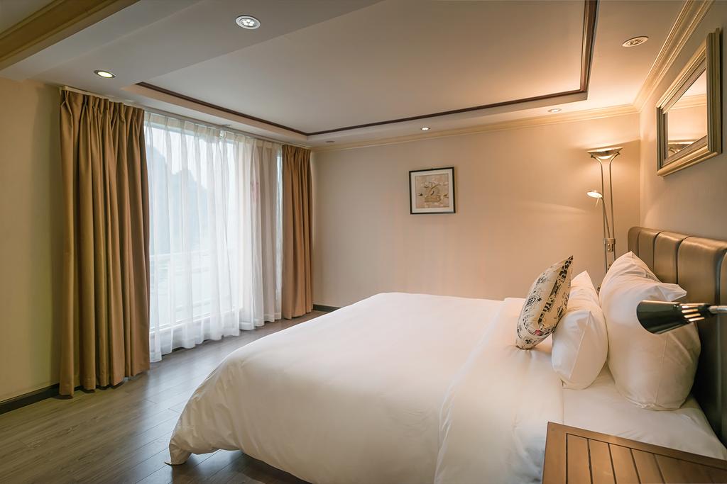 halong-la-vela-classic-cruise-suite-room-4.jpeg