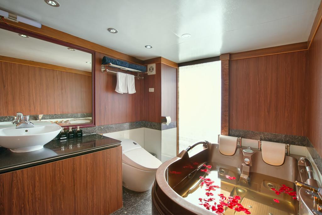halong-la-vela-classic-cruise-suite-room-8.jpeg