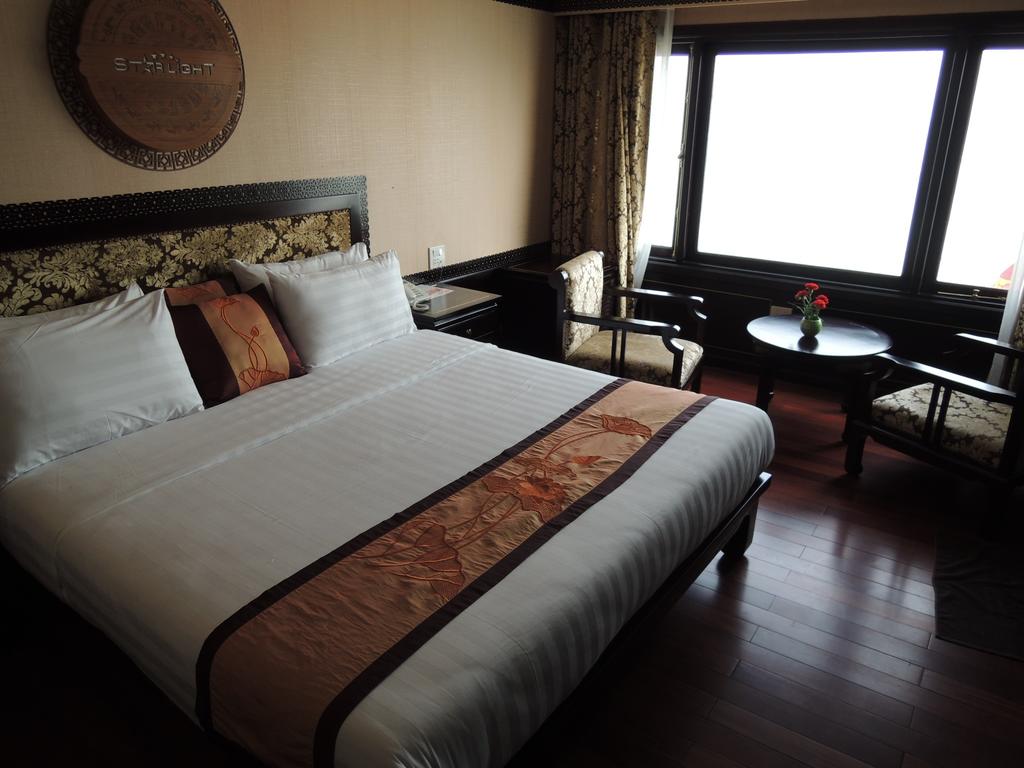 halong-starlight-cruise-deluxe-room-6.jpeg