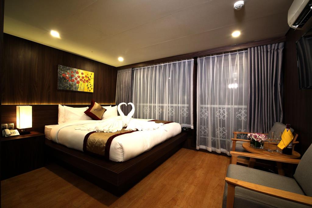 halong-unicharm-cruise-deluxe-room-4.jpeg