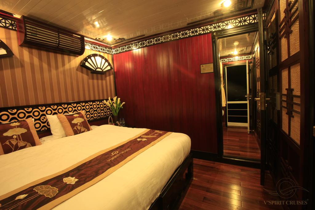halong-vspirit-classic-cruise-deluxe-family-room-1.jpeg