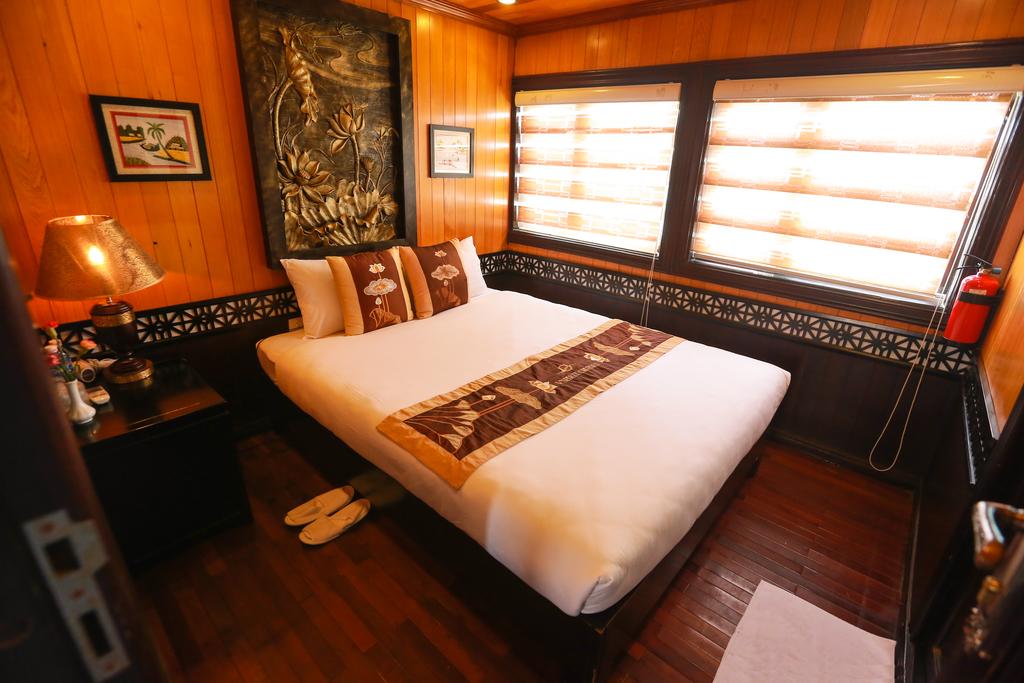 halong-vspirit-classic-cruise-deluxe-family-room-2.jpeg