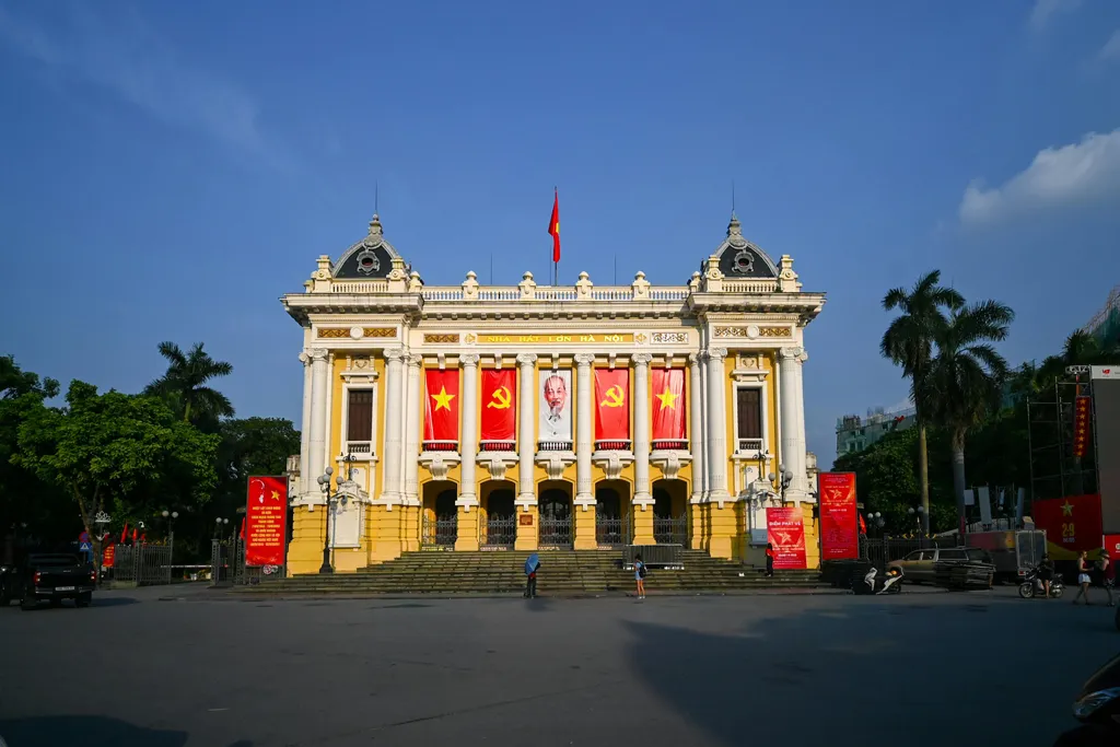 nha-hat-lon-hanoi.webp